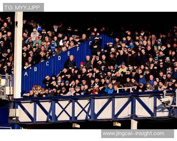 英超激战莱比锡与曼联0比0平局引发争议判罚引爆全场气氛