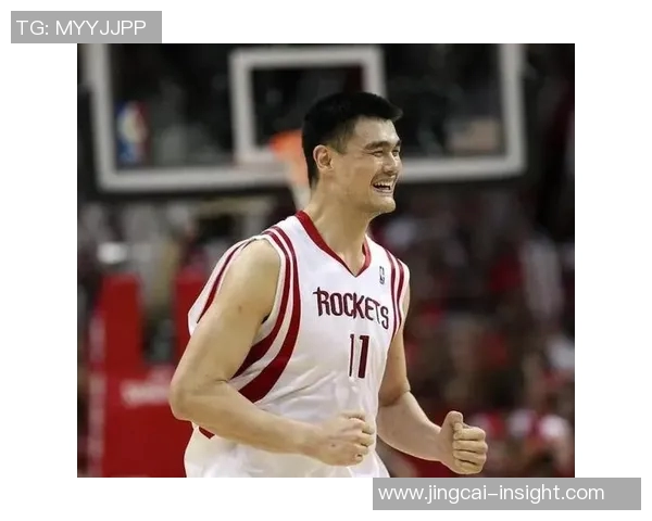 姚明在舞台上凝视李玟的光芒与魅力，感受音乐与篮球的完美交融