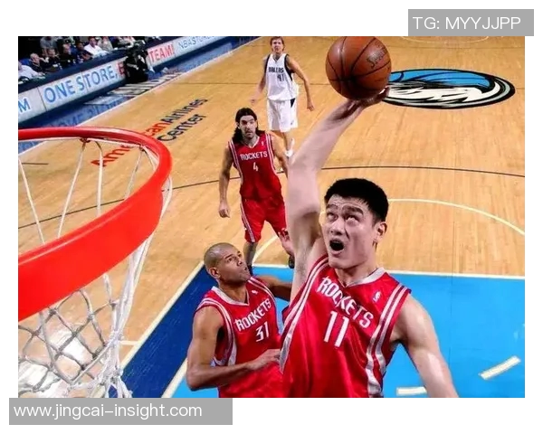 姚明灌篮瞬间的精彩表情揭示了他的篮球激情与不屈精神