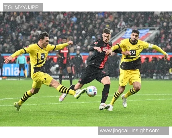 足总杯精彩对决：多特蒙德与拜仁战成平局乌龙球成比赛转折点